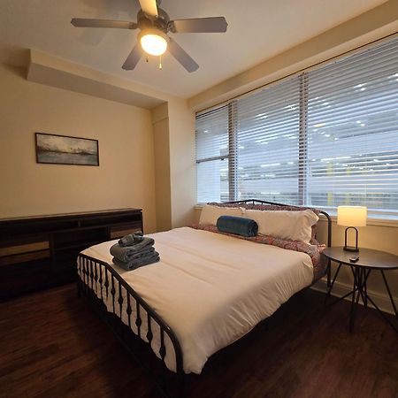 Amazing Condos Beautiful View 2 Blocks To French Quarter, Small Rooftop Pool, Gym, Seanger Theater, Super Dome, And Bourbon St Новый Орлеан Номер фото