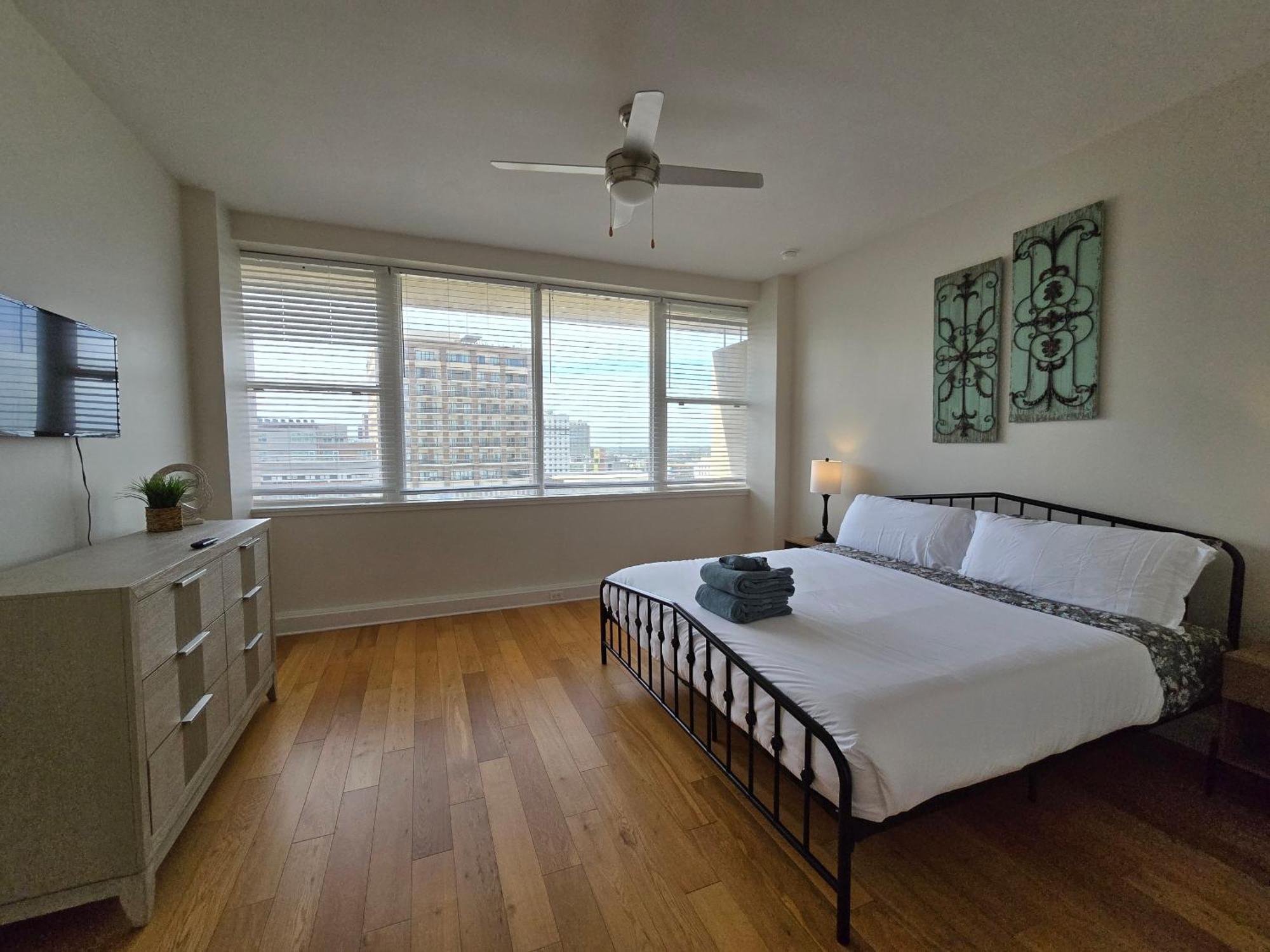 Amazing Condos Beautiful View 2 Blocks To French Quarter, Small Rooftop Pool, Gym, Seanger Theater, Super Dome, And Bourbon St Новый Орлеан Номер фото