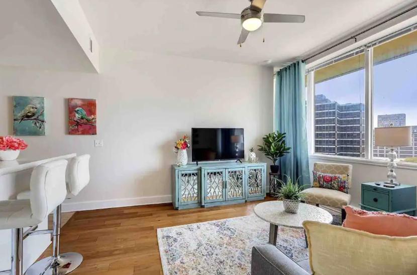 Amazing Condos Beautiful View 2 Blocks To French Quarter, Small Rooftop Pool, Gym, Seanger Theater, Super Dome, And Bourbon St Новый Орлеан Номер фото
