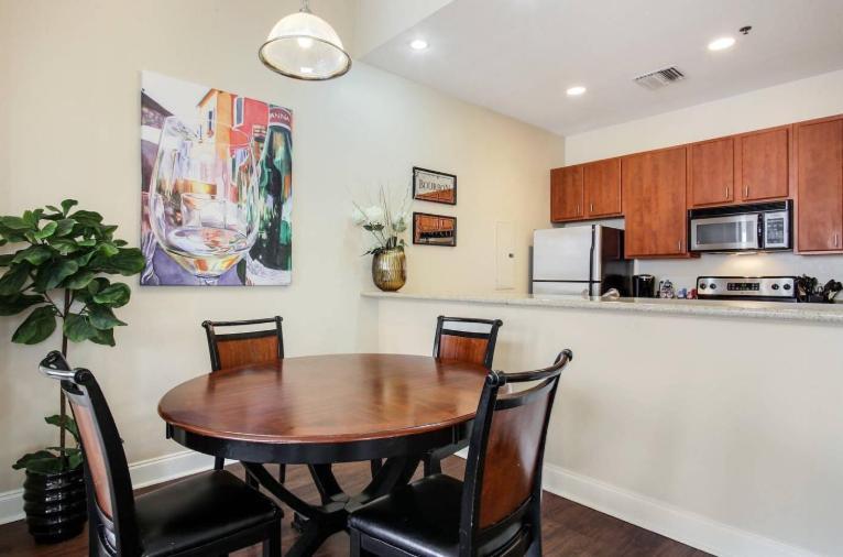 Amazing Condos Beautiful View 2 Blocks To French Quarter, Small Rooftop Pool, Gym, Seanger Theater, Super Dome, And Bourbon St Новый Орлеан Экстерьер фото