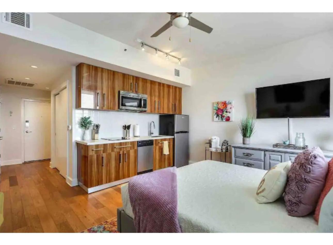 Amazing Condos Beautiful View 2 Blocks To French Quarter, Small Rooftop Pool, Gym, Seanger Theater, Super Dome, And Bourbon St Новый Орлеан Номер фото
